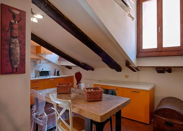 Fondazza - Little Tower アパート